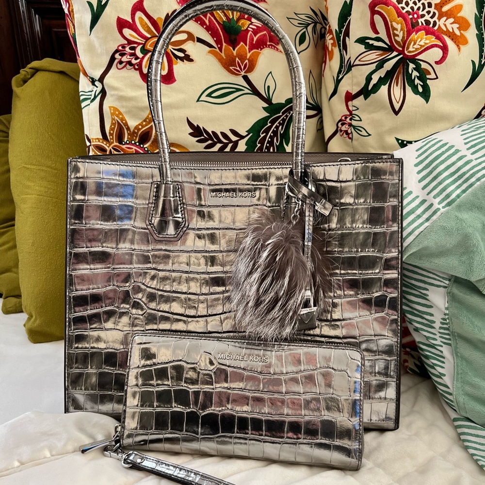 COPY - Like new Silver metallic MK bag